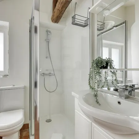Homely & Pleasant T2 Flat In The Heart Of Paris